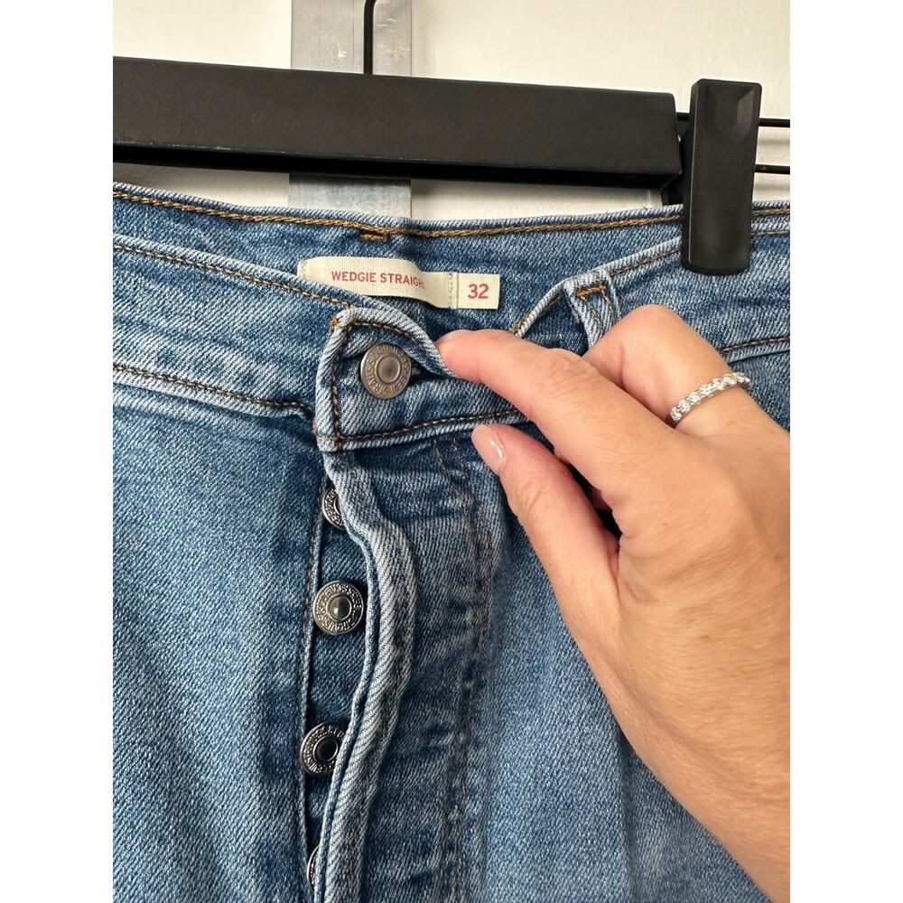 Levi's Wedgie Straight Button Fly Cropped Jeans Maximum Effort Size 32 x 28 C3 - Picture 2 of 7